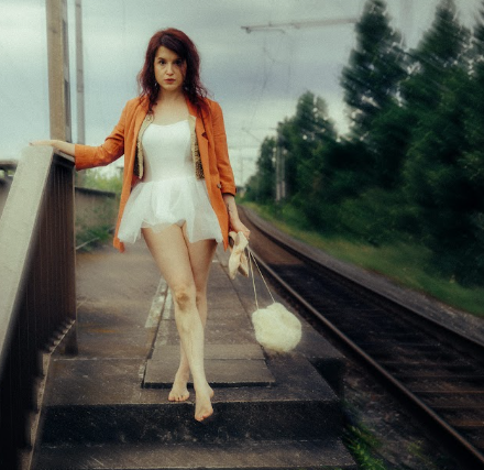 Larkly “No Chill Girl” single review.